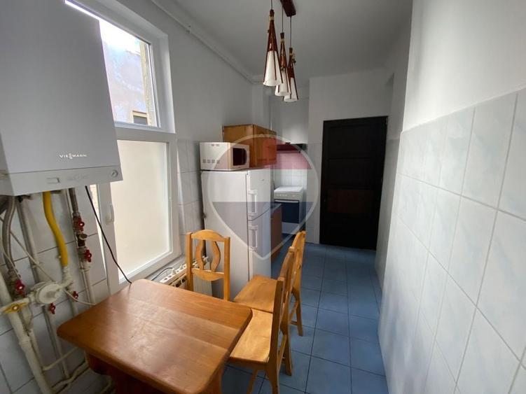 Apartament cu 3 camere decomandat în Periferie