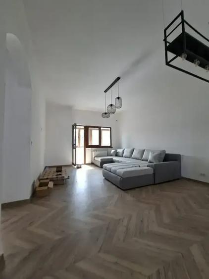 Apartament cu 3 camere semidecomandat, mobilat în Universitate