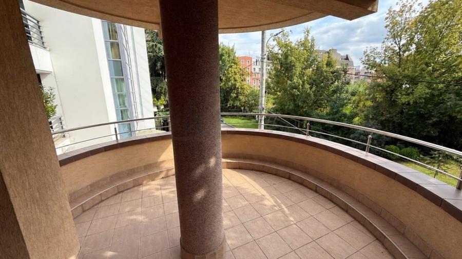 Apartament cu 4 camere decomandat în Herăstrău