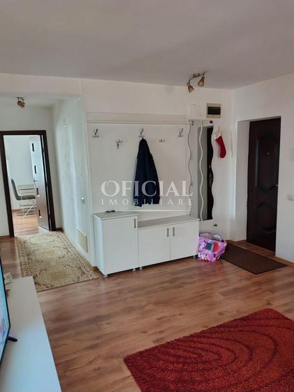 Apartament cu 3 camere semidecomandat, mobilat în Florești