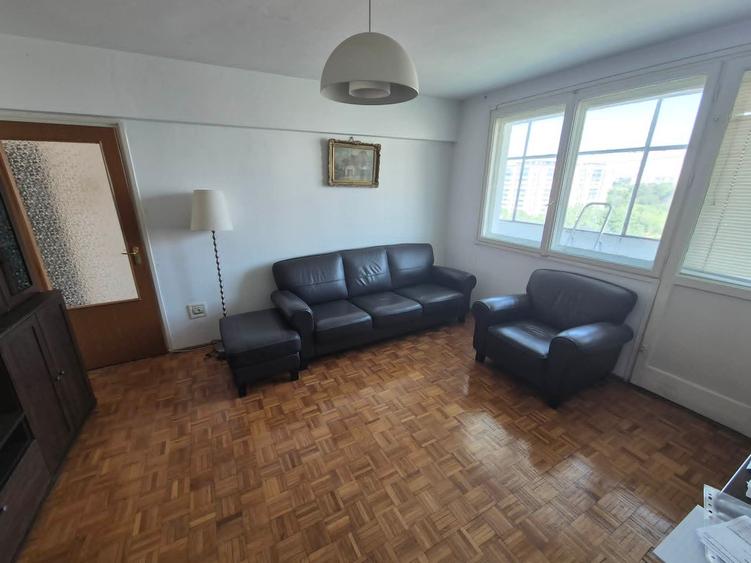 Apartament cu 3 camere semidecomandat în P-ța Muncii