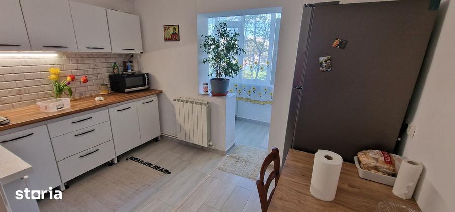 Apartament cu 3 camere decomandat în Sud