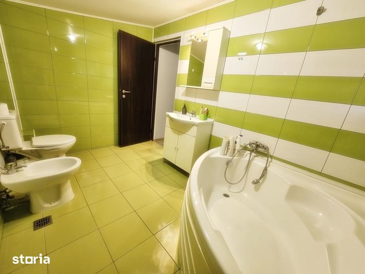 Casă cu 7 camere cu Teren 1000 Mp în Central