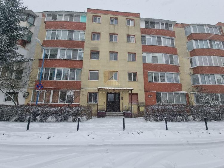 Apartament cu 3 camere decomandat, mobilat în Tractorul