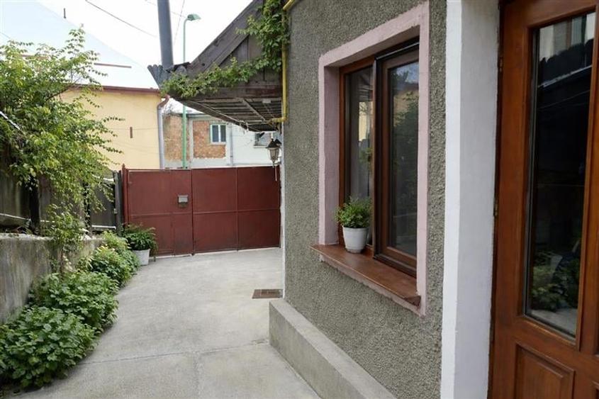 Un colt de liniste la poalele Tampei, Schei: Casuta singura in curte,Brasov - 2