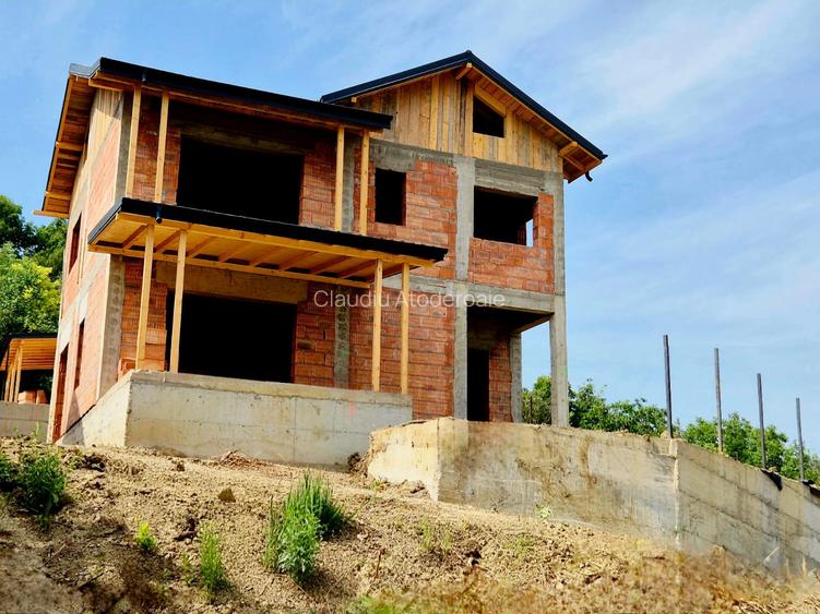 Casă individuala de vânzare la marginea pădurii