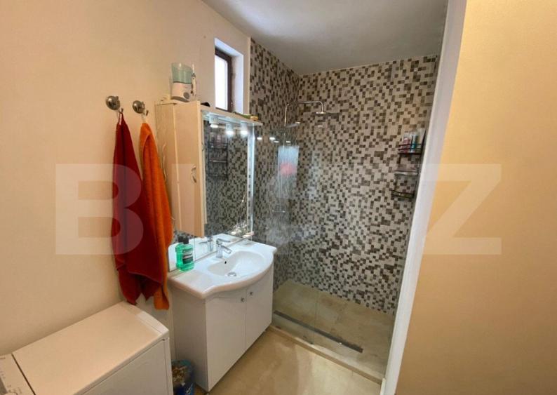 Casa de 284 mp, impartit in 3 apartamente, teren 503 mp, Gri - 11