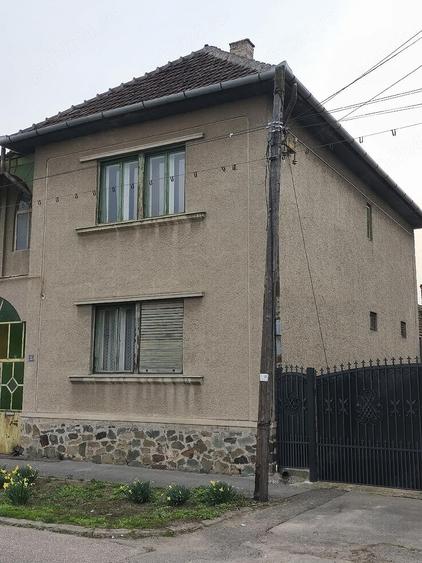 Casa cu etaj construita in anul 1976 - 2