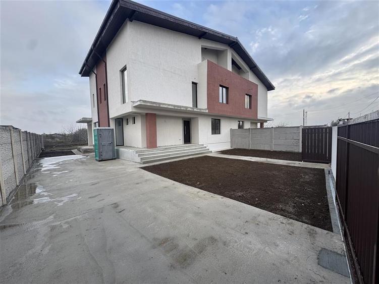 VILA DE VANZARE LA CHEIE TOATE UTILITATILE -CIOROGARLA DARVARI - 1