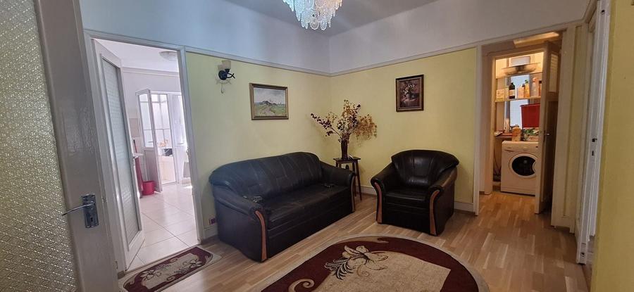 Apartament cu 4 camere decomandat în Universitate