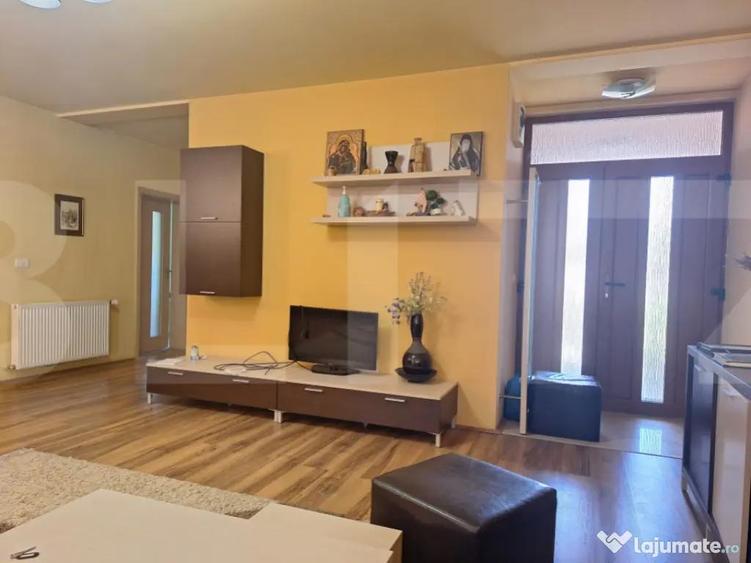 Casa compusa din doua apartamente, de vanzare, cu 8 camere, - 1