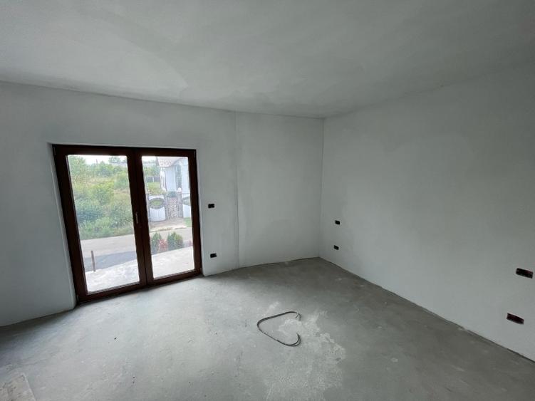 Casă individuală cu 5 camere cu Teren 975 Mp în Central