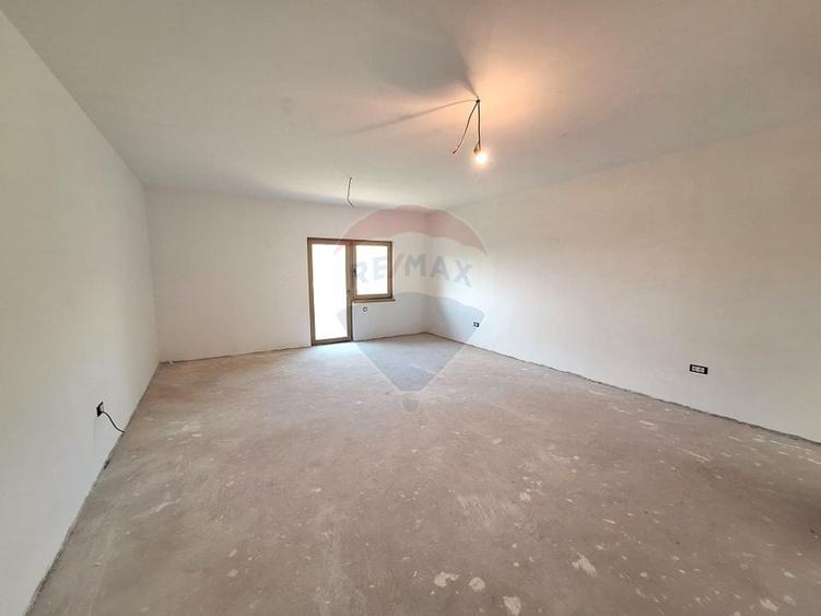 Casă / Vilă la gri aproape gata sa devina " acasa" ! - 13