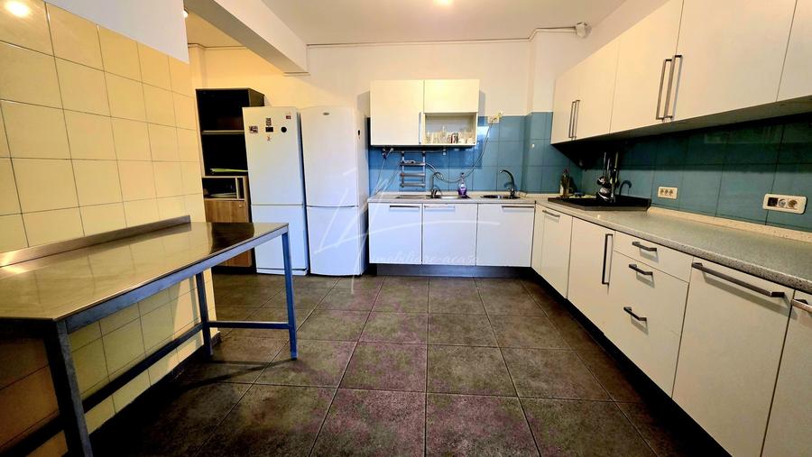 Apartament cu 5 camere si curte de 358 mp. - 32