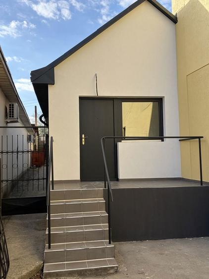 Casa de vanzare, ideala pentru spatiu comercial - 2
