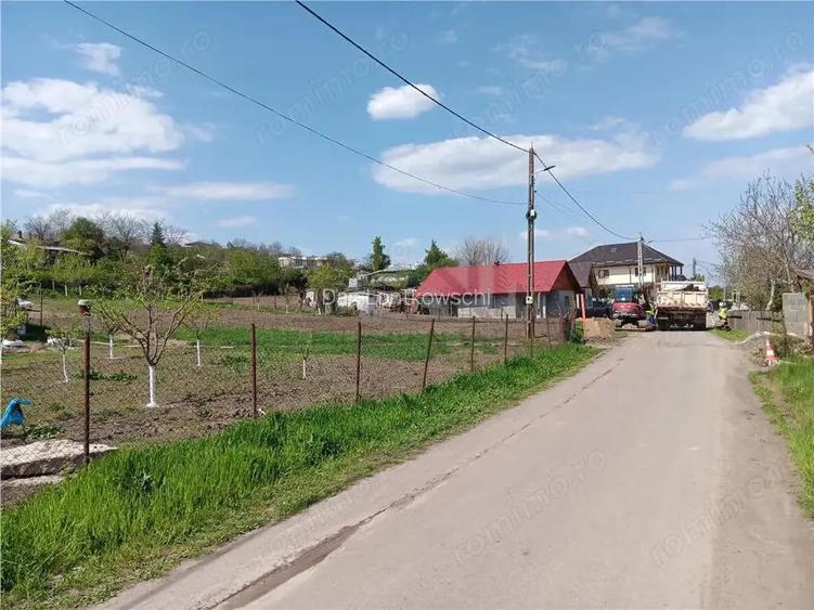 Uricani TEREN 1000mp str asfaltata cu toate utilitatile intre case