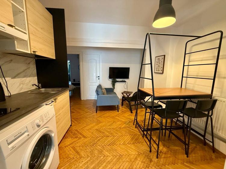 Apartament cu 5 camere decomandat, mobilat în Universitate