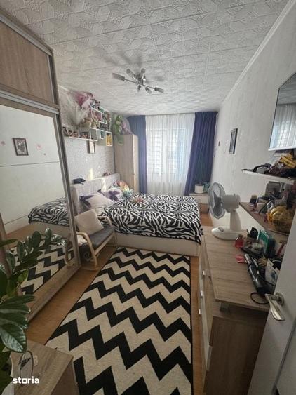 Apartament cu 4 camere semidecomandat în Craiovița Nouă