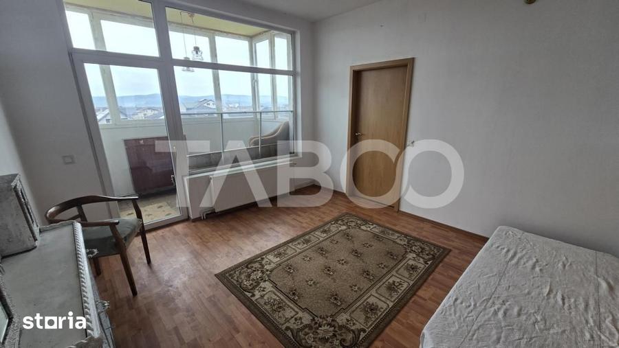 Apartament cu 4 camere decomandat, mobilat în Est