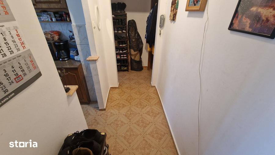 Apartament cu 3 camere semidecomandat în Tractorul