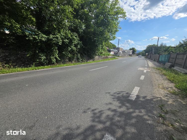 Casă cu 2 camere cu Teren 1000 Mp în Central