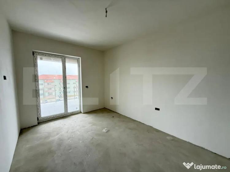 Apartament cu 3 camere semidecomandat în Soarelui