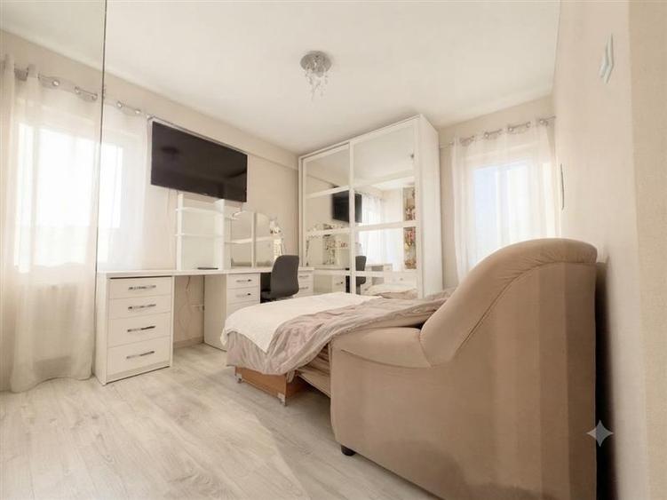 Apartament cu 3 camere decomandat, mobilat în Bucium