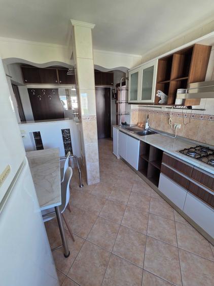 Apartament cu 3 camere decomandat în Tineretului