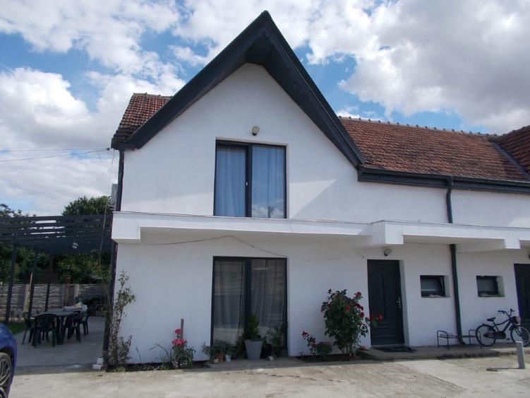 Duplex cu 4 camere cu Teren 325 Mp în Parța