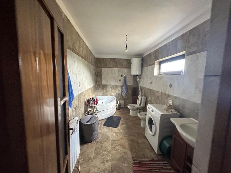 Casă cu 4 camere în Bolotești