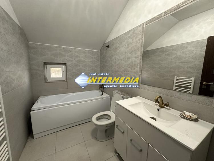 Proprietate 2 case curte pavata Teren 700 mp Hotel CETATE gard utilitati - 1