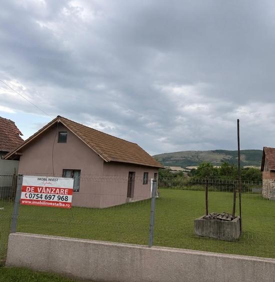 Casă individuală cu 2 camere cu Teren 2377 Mp în Benic