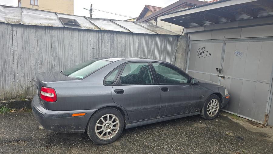 Vand garaj in Deva, pe strada Cernei, suprafata utila 19 mp + loc de parcare - 2