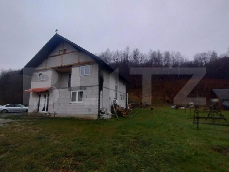 Casa 2 nivele, 6 camere, 150 mp utili, teren 3300 mp, zona M - 1