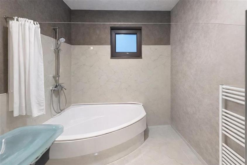 Vila individuala,5 camere,5  bai,170mp utili,areal A,teren 660 mp,Sangeorgiu de - 8