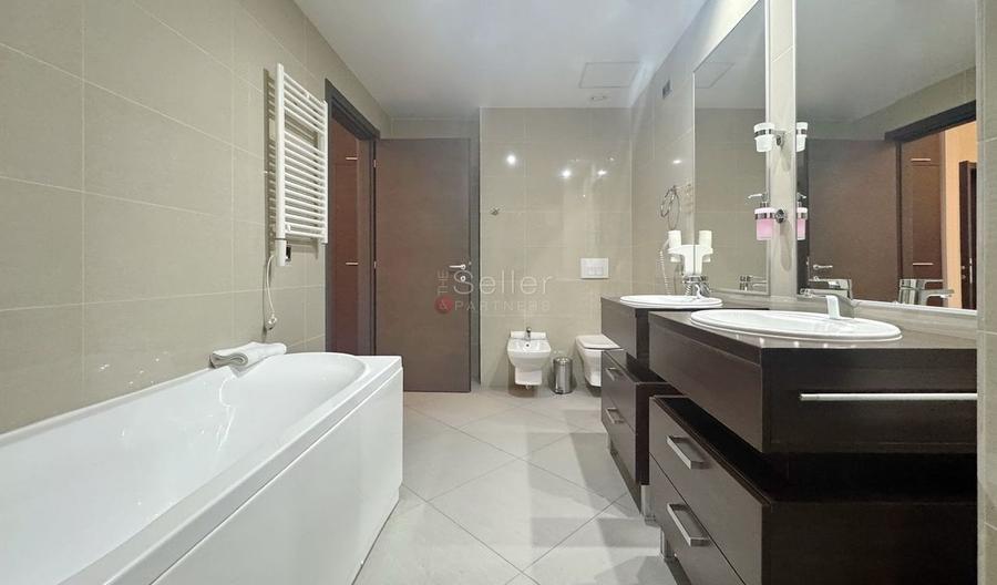 Priveliste spre masivul Postavarul - 11