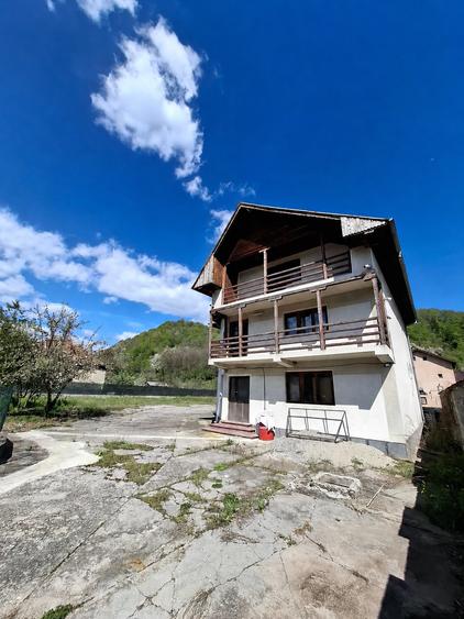 Casă individuală cu 6 camere cu Teren 3329 Mp în Olănești