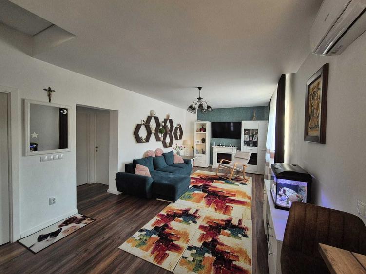 Vand - Apartament cu 3 camere si curte proprie - 2