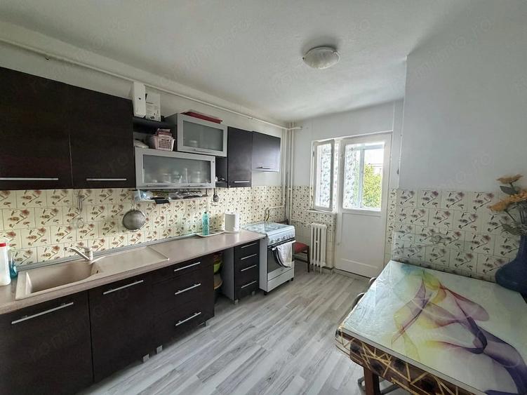 Apartament cu 3 camere decomandat în Republicii