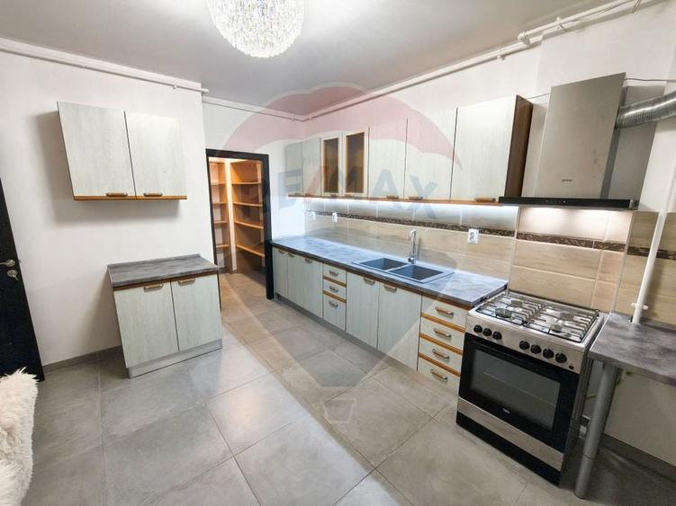 Apartament cu 3 camere semidecomandat, mobilat în Periferie