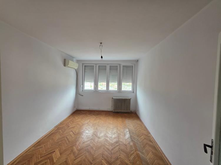 Apartament cu 3 camere decomandat în Bălcescu