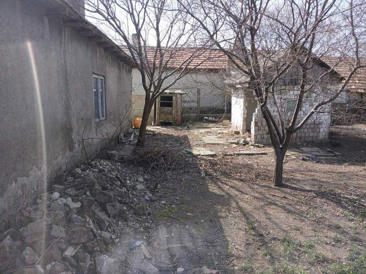 Teren intravilan cu casa demolabila. - 3