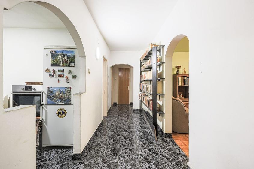 Apartament foarte spațios cu 5 camere la parter in Micalaca Comision 0 - 7