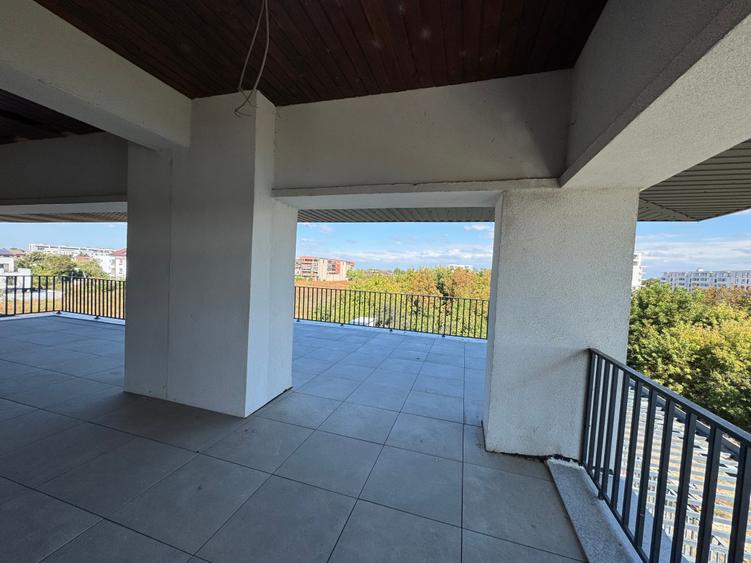 Apartament cu 3 camere decomandat în Sisești