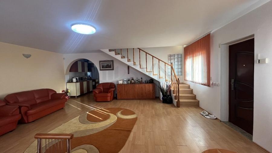 REV2005197 Casa mobilata si utilata cu vedere frumoasa - 4