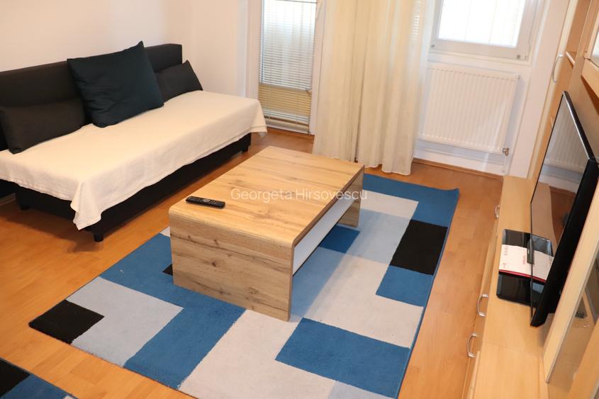 Apartament cu 3 camere semidecomandat, mobilat în Central