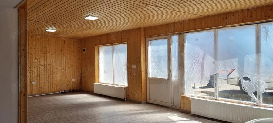 Spa?iu comercial + locuin?a situat direct la drumul na?ional, DN24 E581- Munteni, Jud. Galati - 2