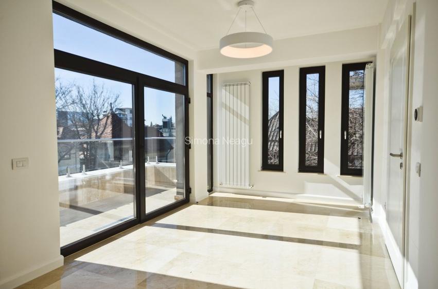 VILĂ MODERNĂ CU 8 CAMERE | ZONA DOROBANȚI - TVR | 300 MP UTILI | CURTE PRIVATĂ