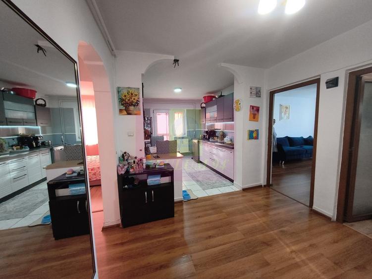 Apartament cu 4 camere semidecomandat, mobilat în P-ța Reșița