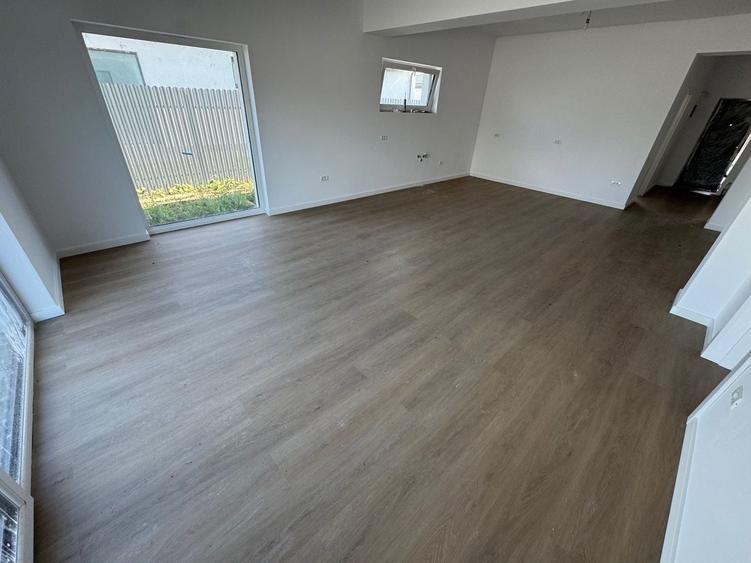 Casă individuală cu 4 camere cu Canalizare în Tunari